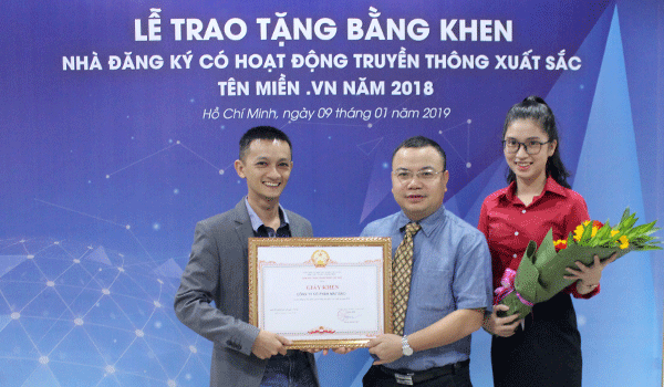 Mắt Bão nhận bằng khen của Trung tâm Internet Việt Nam 1